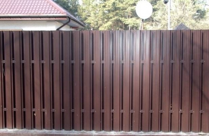 Забор из металлоштакетника с двухсторонним исполнением